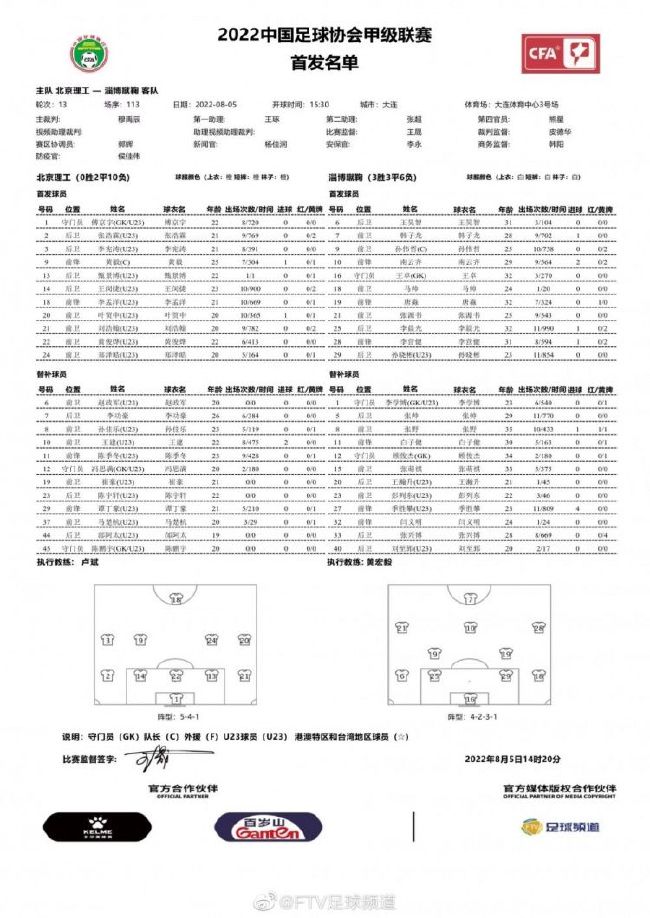 人们聚集在公寓楼下，惊奇地对它指指点点。